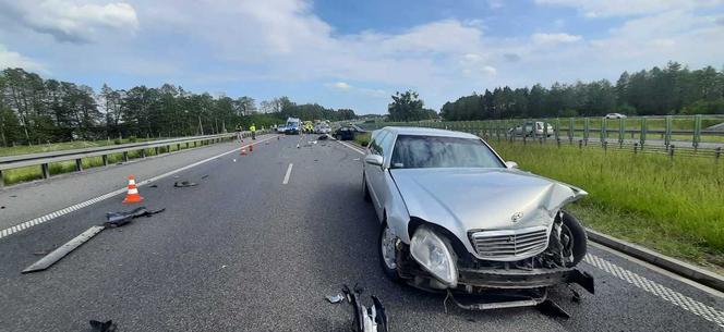 Groźny wypadek na S7. Rozpędzone auto wjechało w nieoznakowany radiowóz [ZDJĘCIA, WIDEO]