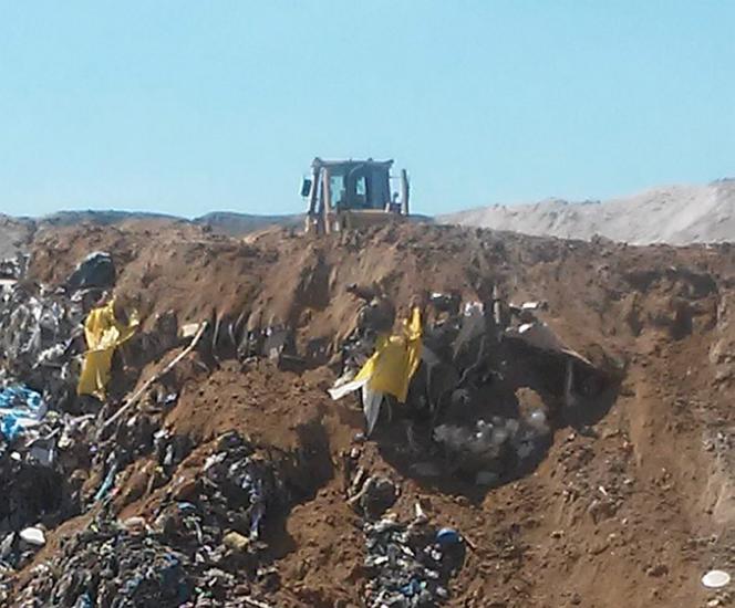 śmieci na terenie wyrobiska w Olszewicach