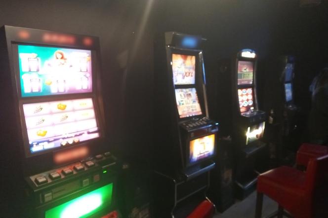 Automaty do gier hazardowych w rękach policji. Pracownik lokalu oraz gracze usłyszeli zarzuty