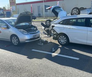 Dachowanie na Bemowie po zderzeniu trzech aut