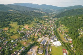 Najdłuższa wieś w Polsce znajduje się w Małopolsce. To idealna baza wypadowa w Beskidy [GALERIA]