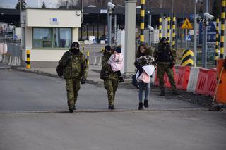 Strażnicy Graniczni pomagają uchodźcom z Ukrainy. Poruszające zdjęcia z granicy  [GALERIA]