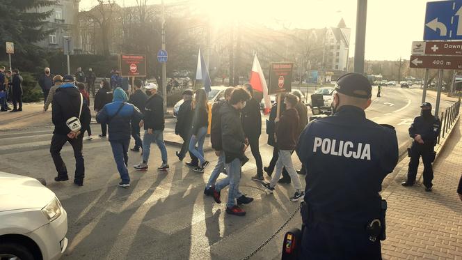 Blokada ruchu w centrum Tarnowa. Protest ws. podwyżek za odbiór śmieci [WIDEO, ZDJĘCIA]