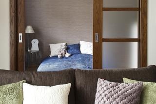 Projekt sypialni: klasyczna sypialnia w drewnie