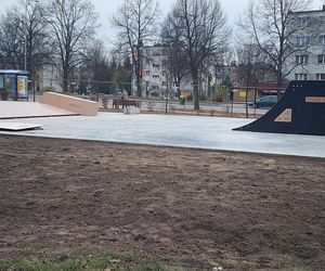 Skate Park Starachowice. Większość urządzeń już zamontowano