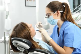 Leki na odchudzanie a problemy z zębami? Dentyści ostrzegają przed nowym skutkiem ubocznym