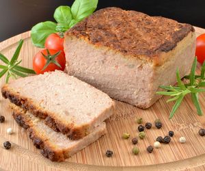 Prosty pasztet z mięsa z rosołu – genialny sposób na wykorzystanie resztek! Idealny na Wielkanoc i nie tylko.