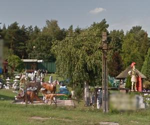 Pewien sklep z posągami ogrodowymi na drodze wylotowej z Warszawy do Wesołej
