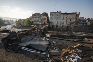 NA ŻYWO Woda przesącza się przez wały. Tu jest powódź