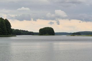 To jezioro pod Olsztynem przyciąga tajemniczą aurą. Trzeba zachować tam absolutną ciszę