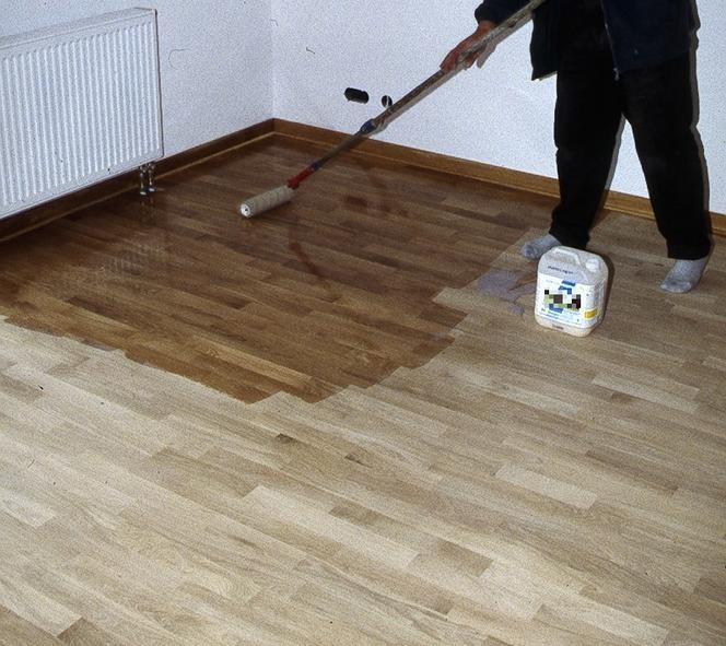 Jak lakierować drewnianą podłogę? Kurs lakierowania drewna w rysunkach
