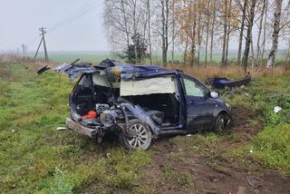 Moszczenica. Pociąg ROZBIŁ osobówkę! W środku pijany mężczyzna [ZDJĘCIA]