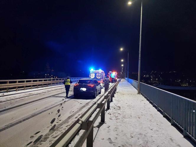 Starachowice. Zderzenie kilku samochodów na wiadukcie