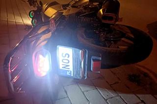Pościg za motocyklistą w Suszu. Bez prawa jazdy, zasłoniętymi tablicami