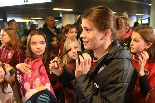 Tłumy na lotnisku w Warszawie powitały polskie piłkarki!