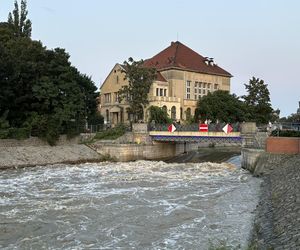 Wrocław szykuje się na powódź. W centrum wszędzie leżą worki z piaskiem