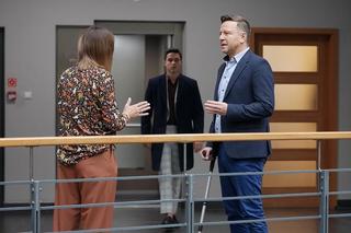 Pierwsza miłość odc. 3767. Grażyna (Grażyna Wolszczak), Michał (Wojciech Błach), Borys (Patryk Cebulski)