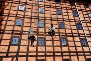 Zachwycające rzeźby Jerzego Kędziory balansują nad miastem. W Bydgoszczy trwa niecodzienna wystawa