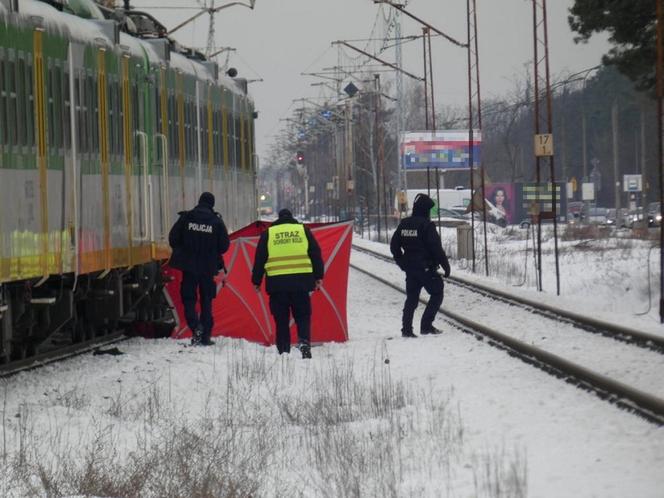 Kolejne potrącenie na „torach śmierci”. Nie żyje mężczyzna. PKP uspokaja i przypomina: „planujemy budowę podziemnych przejść”