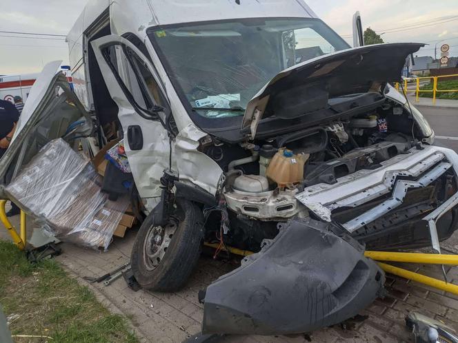 Wypadek w Knyszynie. Zderzenie dwóch busów zablokowało skrzyżowanie [ZDJĘCIA]