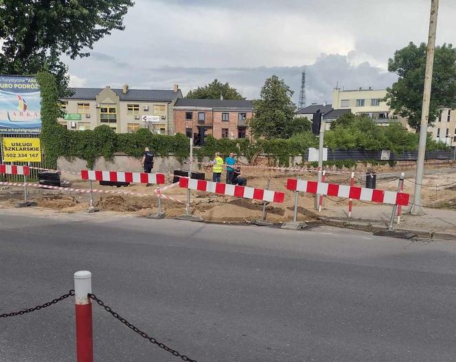 Przy skrzyżowaniu ulicy Cmentarnej z ul. ks. Jana Niedziałka w miejscu prac remontowo-budowlanych zostały ujawnione szczątki ludzkie nieznanego pochodzenia