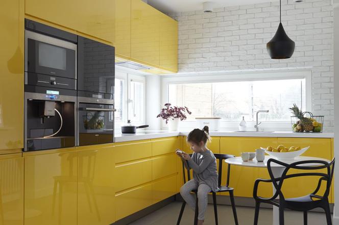 Żółta kuchnia w skandynawskim wnętrzu: słoneczna aranżacja nowoczesnej kuchni z żółtą zabudową