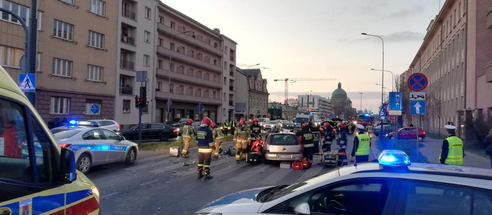 Policyjny pościg ulicami Łodzi zakończył się wypadkiem. 3 osoby w szpitalu