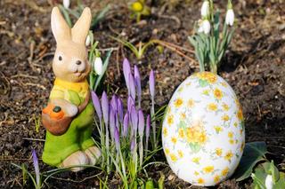 Dekoracje wielkanocne przed domem