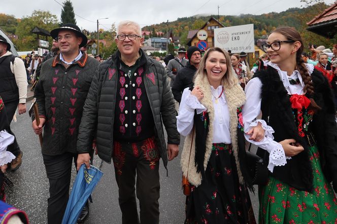 Owce opanowały Szczawnicę. Tak wyglądał redyk jesienny w małopolskim uzdrowisku