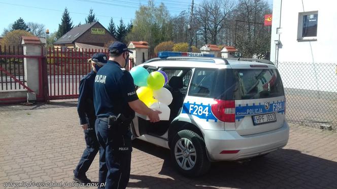 Policjanci zawieżli urodzinowy tort dziecku na kwarantannie