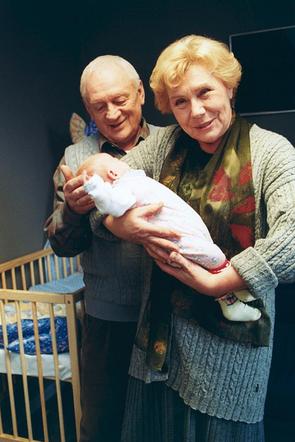 Teresa Lipowska (Barbara) i Witold Pyrkosz (Lucjan) z wnukiem Mateuszem (Krystian Domagała) na planie M jak miłość w lutym 2002 roku