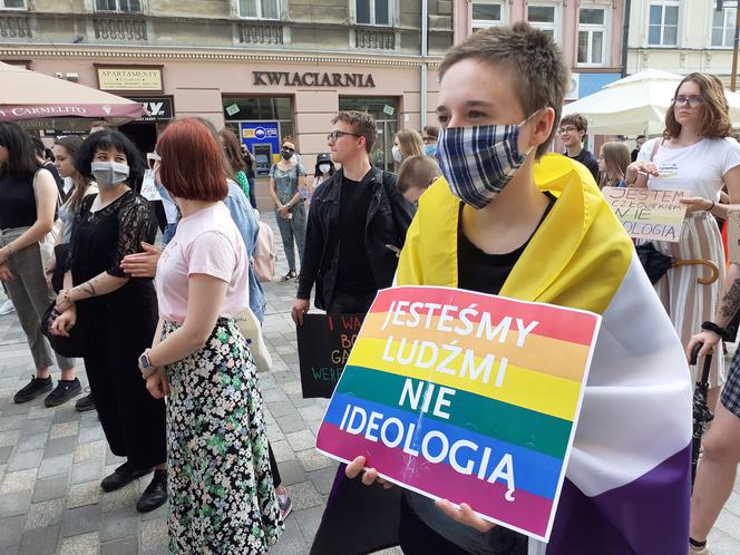 "Jesteśmy ludźmi, nie ideologią" - tak środowiska LGBT manifestowały wczoraj w Lublinie