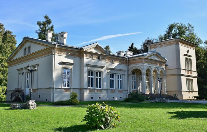 To jeden z najpiękniejszych pałaców w Małopolsce. Można go podziwiać nieopodal Krakowa