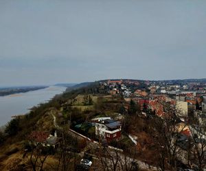 Kierunek: Grudziądz. Kuszą tężnia w szklanej piramidzie i unikatowe spichrze nad Wisłą. Z jednej strony są jak kamieniczki, z drugiej jak mury obronne