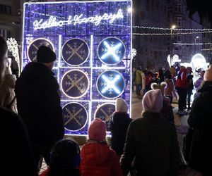 Bytomski rynek świeci się jak choinka. Gwiazda DeLoreana rozświetliła Bytomski Jarmark Świąteczny