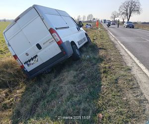 Wypadek na DK12 koło Leszna. 18-letni kierowca w szpitalu [ZDJĘCIA]