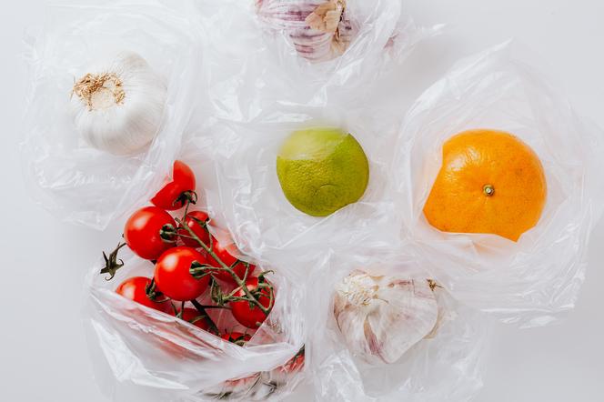 Kolejna sieć sklepów spożywczych całkowicie rezygnuje z plastikowych toreb. Ile foliówek zużywają Polacy?