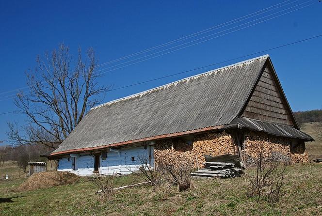 To jedna z najpiękniejszych wsi w Małopolsce. Według legendy zbudowali ją kamieniarze