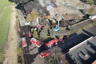 Trwa dogaszanie składowiska opon w Koninie. 12 jednostek na miejscu pogorzeliska