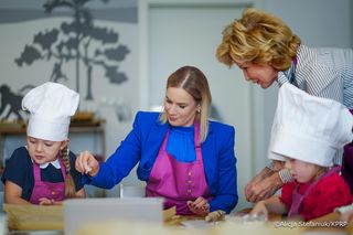 Marta Nawrocka w powalającym indygo total looku. Zastosowała ciekawy trik