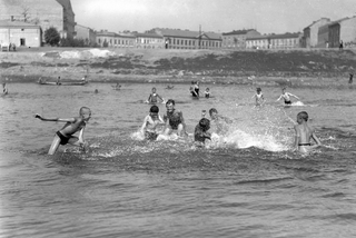 Dzieci bawiące sie w wodzie. Kraków 1929. Plaża nad Wisłą