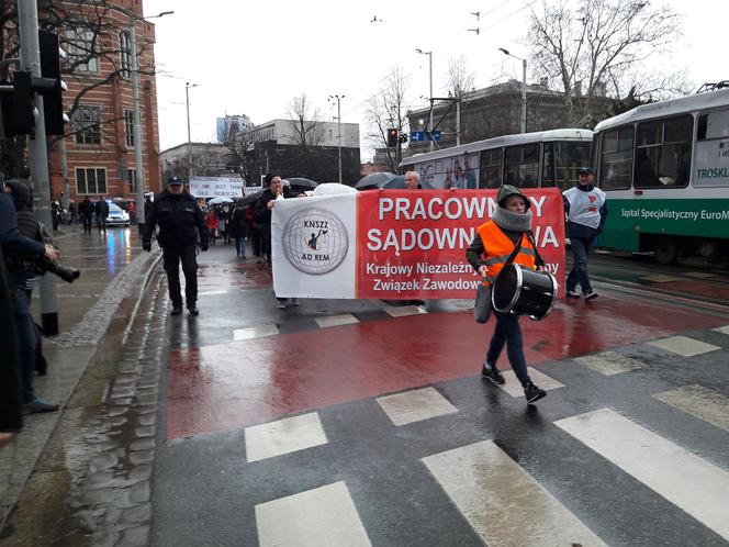 Protest pracowników sądów we Wrocławiu