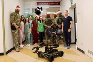 Kontrterroryści w czapkach św. Mikołaja zwisali z dachu szpitala. Zrobili to dla dzieci