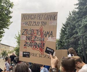 Manifestacja Nigdy nie będziesz szła sama w Warszawie. Strajk Kobiet pod Komendą Stołeczną Policji