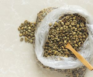 Przyspiesza spalanie tłuszczu. Czy zielona kawa to dobry sposób na odchudzanie?