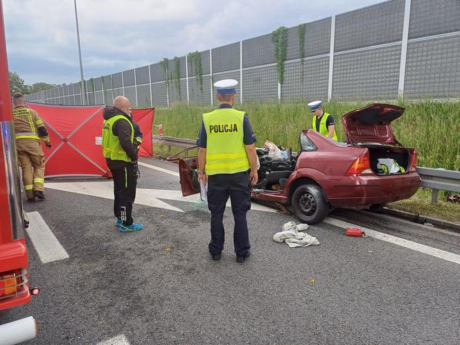 Wypadek śmiertelny na autostradzie A4 pod Tarnowem. Osobówka zderzyła się z autobusem