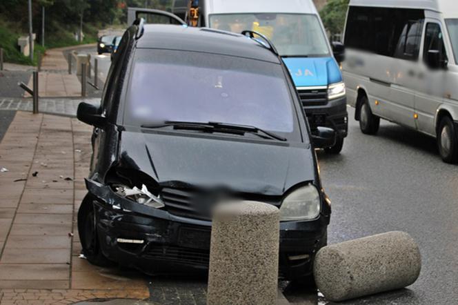 Stwarzał na drodze zagrożenie. Pijanego kierowcę pokonały betonowe słupy