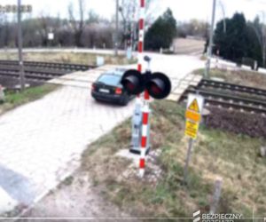 O krok od tragedii. Samochód zepsuł się im na przejeździe. LIczyły się sekundy