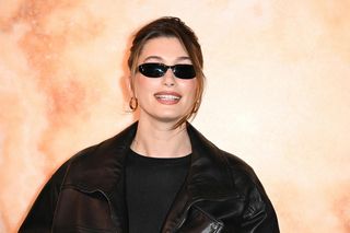Te spodnie uznawane były za symbol kiczu. Teraz znów wracają do łask. Nosi je już Hailey Bieber 