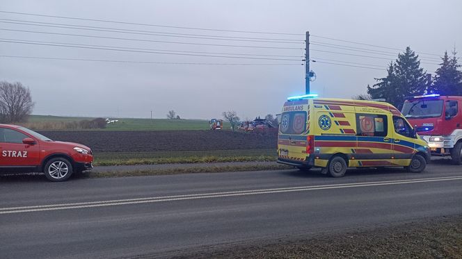 Awionetka runęła na pole pod Chełmnem! Dwie osoby trafił do szpitala [ZDJĘCIA]